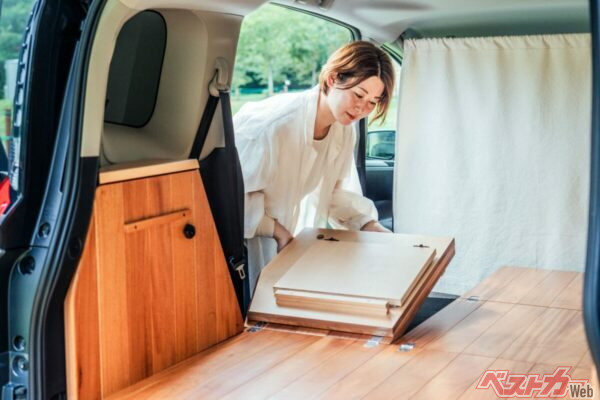 シートを倒すようにフローリングが展開!?　車中泊無敵の4モードシエンタが大阪で販売・展示開始！