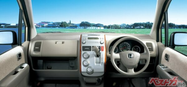 インパネの中央には、メタル調仕上げのセンターパネルが鎮座する。視認性や操作性といった機能を押さえつつ、その高い質感がキャビン全体にモダンな雰囲気を漂わせる。機能美とインテリアデザインを見事に調和させている