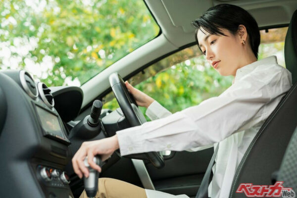 昨今のクルマには、Dレンジでアイドリング中に燃料カットをしてくれる「ニュートラルアイドル制御」があるため、燃料カットのないNレンジではかえって燃費が悪化する（PHOTO：Adobe Stock_One）