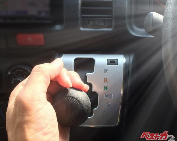 最近のクルマであれば大丈夫とは言われているものの、やはりD→R、R→Dへとクルマが完全に停止する前に乱暴にギヤを変えるクセは直したい。万一、ミッションが壊れたら修理費用は高額で、車種によっては安い中古車1台を買えるくらいの額になってしまうことも……