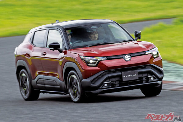 スズキ eビターラはスズキ初のEV。紙のベストカーでは鈴木直也氏が試乗レポートを担当している