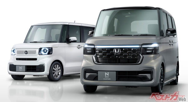 ホンダ N-BOX（価格：173万9100～247万5000円）。プレーンな顔立ちのN-BOX（左）と、やや押しの利いたN-BOXカスタム（右）を用意