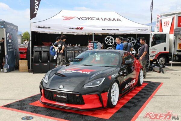 会場にずらりと並んだデモカーも圧巻。写真はADVANブース。かっこいい！