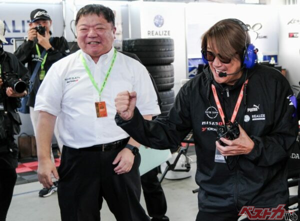 ニスモの真田社長がピットを訪れ熱い握手を交わした。近藤監督、止まらない大歓喜