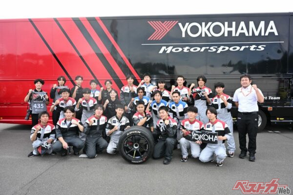 日産メカニックチャレンジをサポートする日産自動車大学校の学生は、56号車を支える横浜ゴムのタイヤサービスを見学