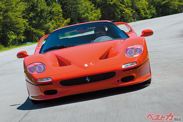 5速に入る頃には240km/hを軽く超える。カタログ値の最高速325km/hもハッタリではなさそうだ