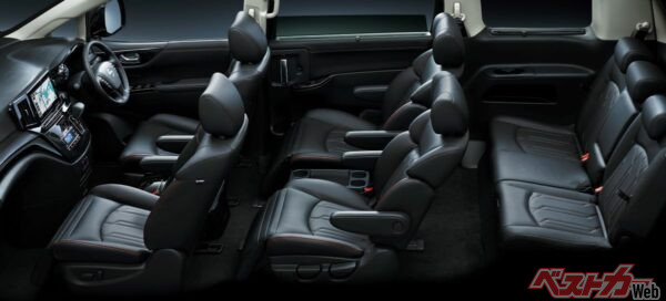 助手席と2列目シートの3席で同時に使用できるトリプルオットマンが特徴