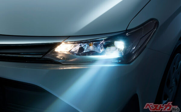両モデルには、プロジェクター式LEDヘッドランプ(マニュアルレベリング機能付)を搭載!