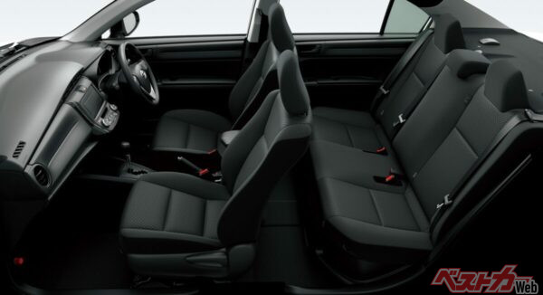 両モデルとも共通の落ち着きのあるブラック質感の内装。画像はアクシオ