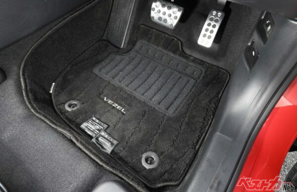 フロアマットは数あれどかかとの部分まで覆ってくれるのはおそらくホンダ純正品だけ!!!