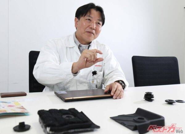 入社以来フロアマットの開発を担当する後藤 剛さん。純正品のこだわりはもちろんフロアマットの秘密までみっちり取材させていただいた