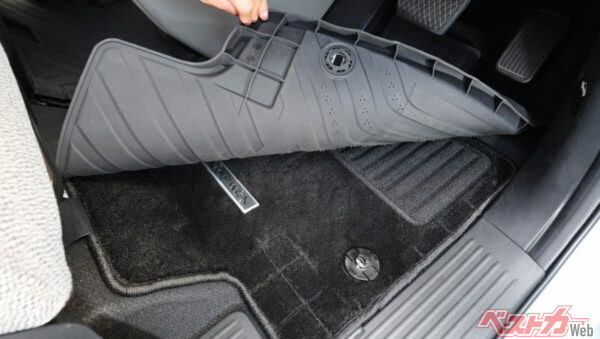 二重敷きというだけでも驚きだが、取り付けもほぼワンタッチでできるのも純正ならでは!!