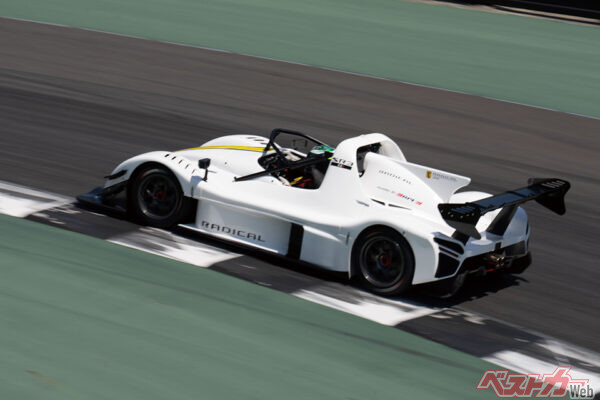 リアにはWECのトップカテゴリーのハイパーカー同様にシャークフィンを装着している