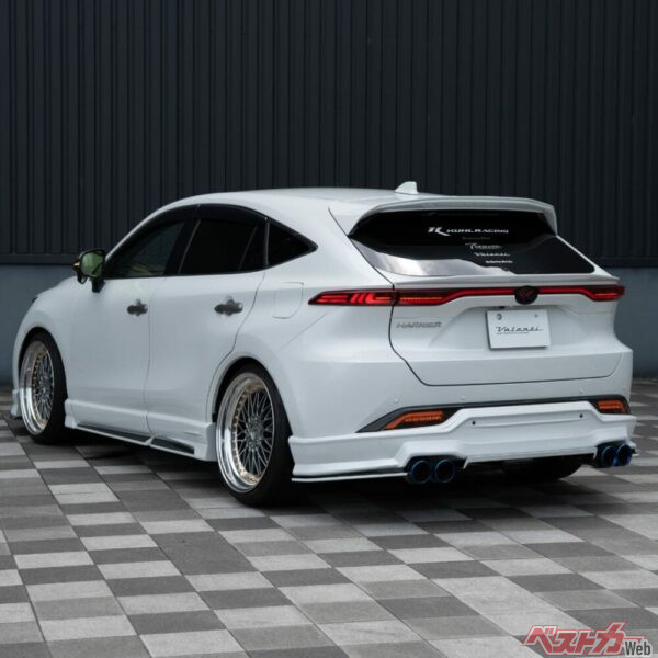 「ジュエルLEDテールランプ ULTRA Type II」を装着したトヨタ ハリアー