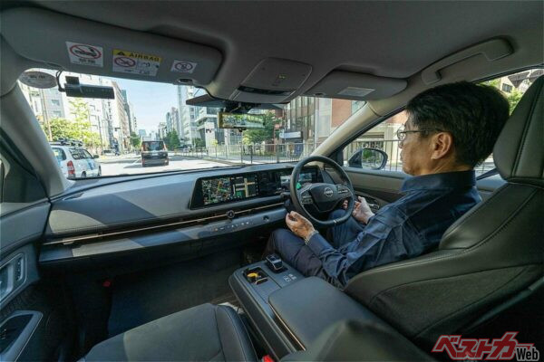 運転席には日産自動運転の第一人者、飯島徹也さんが座る。今回はなにもやることなし！
