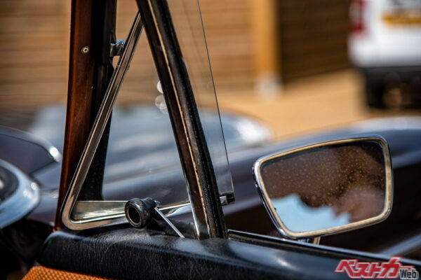 このように三角窓を回転させて走ると実にいい風が入ってくるのだ（Pavel@Adobe Stock）