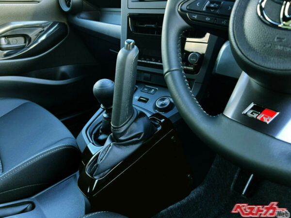 ビッグマイナーチェンジして進化したGRヤリスの「RCグレードにメーカーオプション設定される縦引きサイドブレーキ。やはりモータースポーツ参戦車両には作り続けてほしい