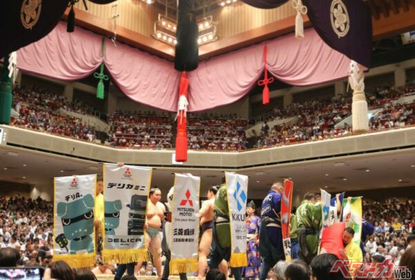 大相撲九月場所の土俵に登場した「デリカミニ×デリ丸。懸賞幕」！　超目立つ!!