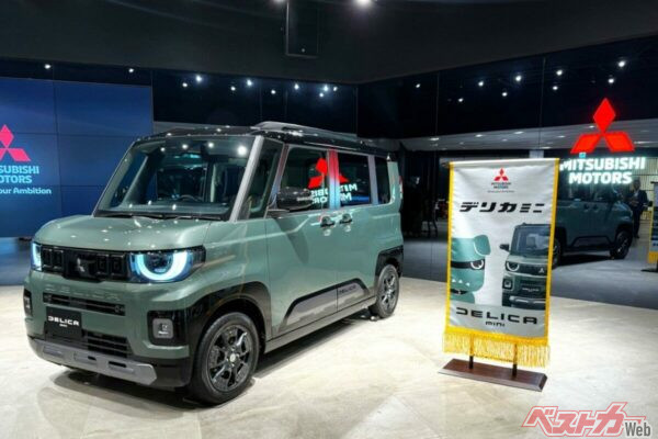 9月18日の発表会で、新型デリカミニと並んで展示されていた懸賞幕