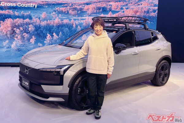 ボルボ EX30 クロスカントリー。全長4235mmのボディにフロント156psリア272psのモーターを搭載。手前はボルボ・カー・ジャパン代表取締役社長の不動奈緒美氏。クロスカントリーも不動社長もアウトドアライクにキメてみた