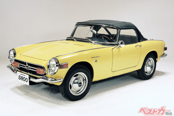 ホンダ S800（0.8L直4）。AS系の4気筒DOHCは「カムに乗って」8000回転まで軽やかに回り、小気味よい音色を奏でる