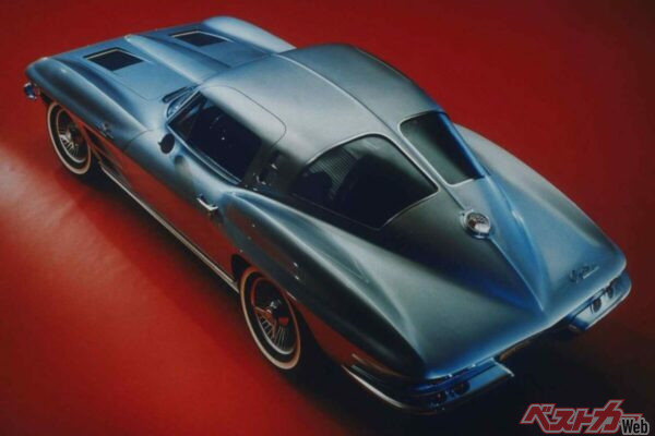 スティングレイは2代目のC2型から登場となった。全体を見ればまさにアカエイというにふさわしいフォルム