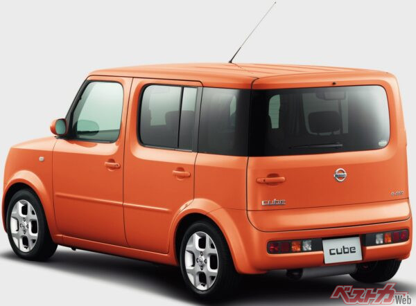 リアのシンボリックで機能的な「左右非対称デザイン」も2代目キューブの魅力だった