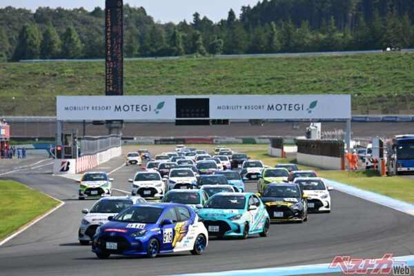 Yaris Cupとはロールケージや6点式シートベルト、専用ローダウンサスペンションなどレースに欠かせない装備を持つYaris Cup Carのワンメイクレース