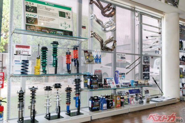 GR Garage Netz Sport千葉の店内はサスペンションやブレーキなどカスタマイズの相談に乗れるようさまざまな用品を取り扱っている