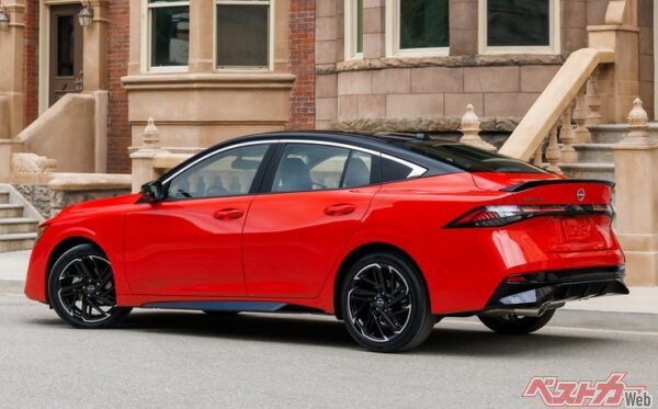 ルーフラインや一文字テールなどインパクトがある