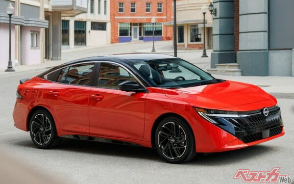 新型セントラSR。ファストバック風スタイルで鮮やかなレッド、刀のようなクロームメッキのルーフライン、ブラックルーフが特徴