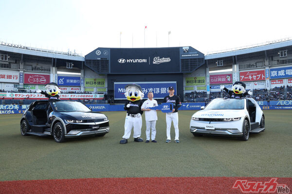 千葉ロッテマリーンズの本拠地、ZOZOマリンスタジアムに導入されるヒョンデ アイオニック5のリリーフカー。試合開始前に贈呈式が行われた