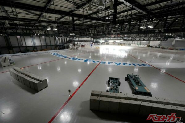 衝突実験施設は屋内全天候型で2000年4月に完成