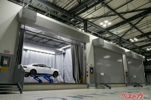 リチウムイオン電池の衝突実験に対応したEVの作業場