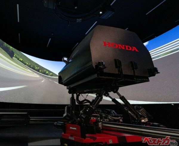 四輪ダイナミクス性能評価用 ドライビングシミュレーター。ヴェゼルを半分ぶったぎった形をしている