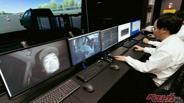 ドライビングシミュレーター後方にあるオペレーター室