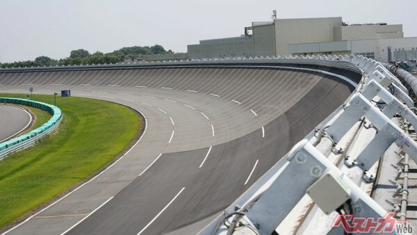 高速周回路の各コーナーにある最大傾斜角45度のバンクは最高速度200km/h（四輪車）