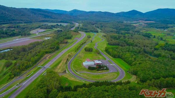 1.45km<sup>2</sup>の敷地面積を有する栃木プルービンググラウンドの5倍以上、7.89km<sup>2</sup>の広大な敷地面積を有する鷹栖プルービンググラウンド