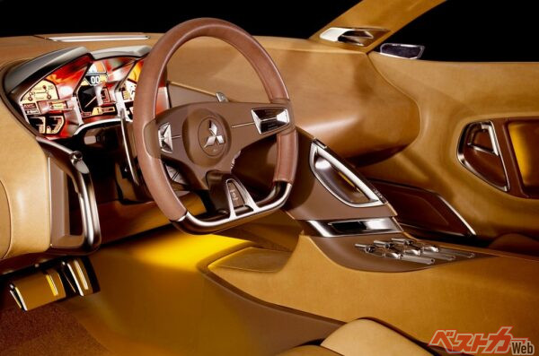 ゴージャスな雰囲気が漂っている、タンカラーのインテリア。スリースポークのステアリングホイールや、レッド発色のメーターなど、スポーティな雰囲気がカッコよい!!