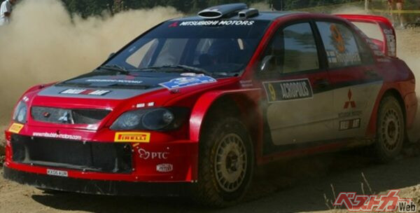 三菱がWRCワークス参戦を休止する直前のWRCマシンだったのが「ランサーWRC05」。排気量2.0リッターの4G63型 4気筒ターボエンジンは最高出力300ps、最大トルクは55kg-mを発揮