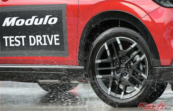 モデューロの「しなる」ホイールは同乗者を笑顔にする!?　読者とモビリティリゾートもてぎで試してみたら衝撃の結果だった!!!