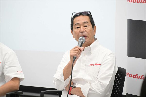 「モデューロの技術は10人中7～8人が体感できなければ製品化しない。埋もれていったアイデアもたくさんある」と語るモデューロ開発アドバイザーの土屋圭市さん