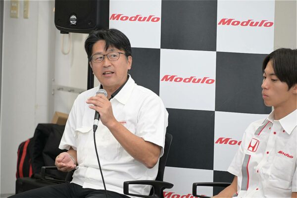 「ホイールをしならせるという発想は当初理解されなかった」と語るホンダアクセス開発部チーフエンジニアの清松邦人さん。右は大草りき選手