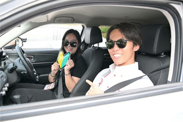 参加者の小山さんは7月に運転免許を取得したばかり。ノーマルのヴェゼルでも質感は十分と感じたのだが……