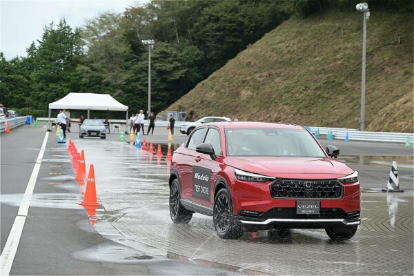 MS-050を履くヴェゼルはタイヤの切れ角が小さく、旋回スピードも速いと感じた