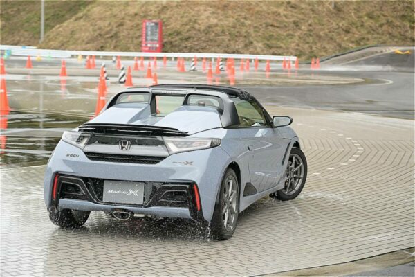 タイルに散水した低μ路。低速でもクルマの挙動の差が感じ取れる