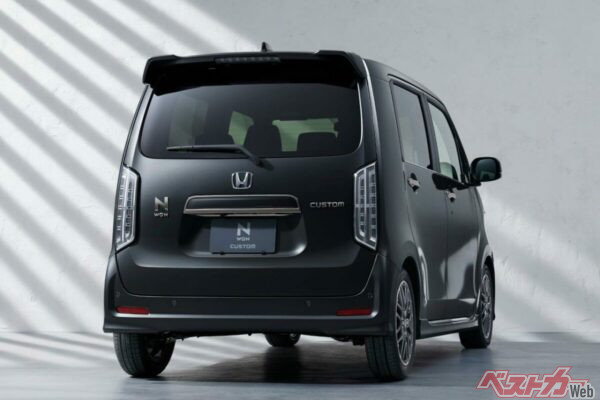 N-WGN L（FF）で、12万8700円の価格アップだが、カスタム L（FF）は5万7200円の価格アップと上位グレードのほうがその幅は小さくなっている。先進安全装備分と考えれば妥当な値上げと考えられる