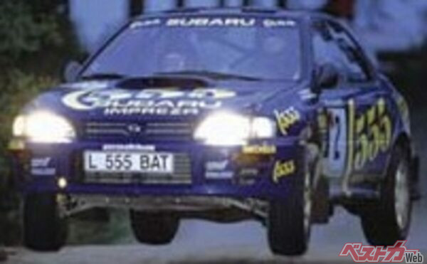 1996年シーズンを戦うスバル・スバルインプレッサWRC。ドライバーはコリンマクレーで、アクロポリス、サンレモ、カタルニアで優勝、スバルに2年連続チャンピオンをもたらした
