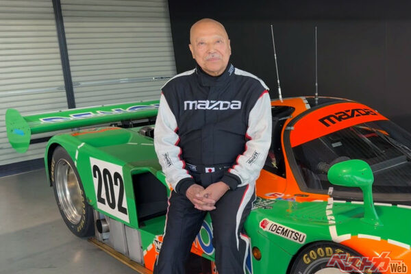 伝説のマシンMAZDA 787Bとともに写る寺田陽次郎氏
