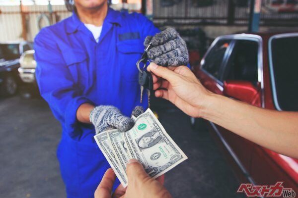 オイル交換は「小さな出費で大きな安心」。怠るとエンジン修理費は万円超えも(PHOTO:Adobe Stock_Monthira)